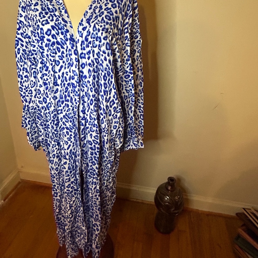 Beautiful blue & white animal print duster.